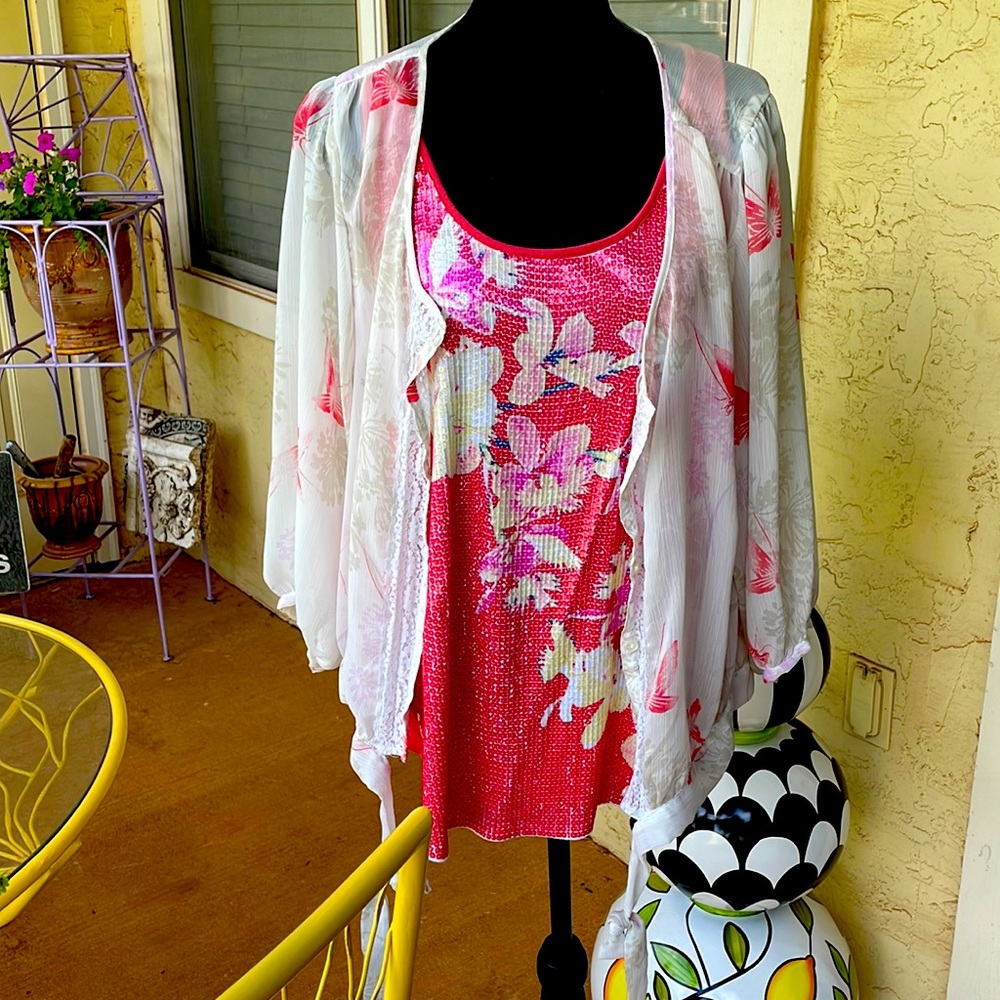 Light and pretty duo top.